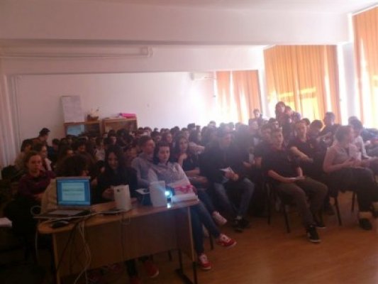 Jandarmii constănţeni îi învaţă pe elevi cum să evite faptele antisociale
